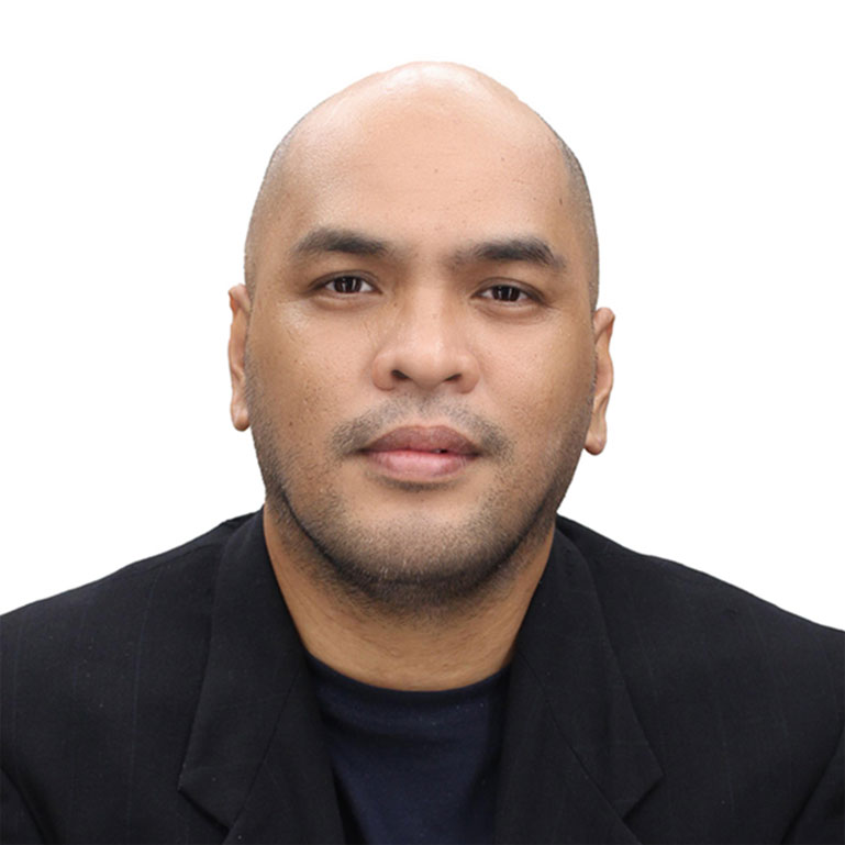 スタッフ: Cyril（サイリル）